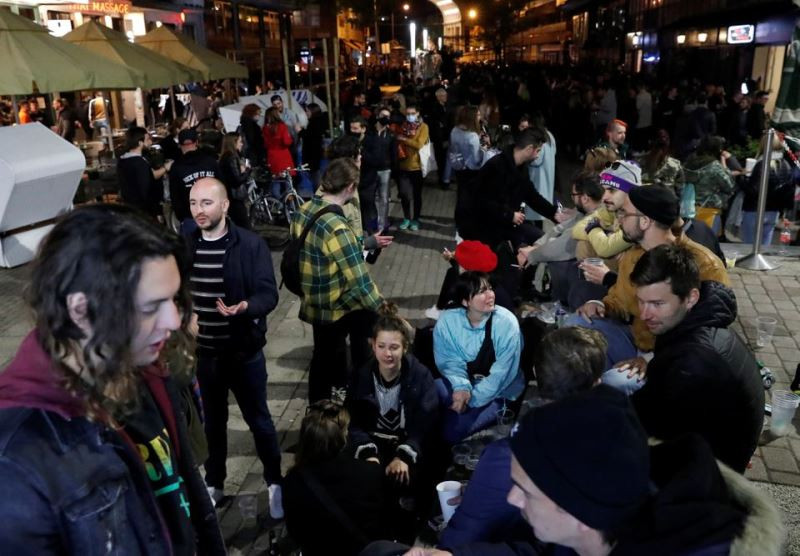 Người dân Hungary thư giãn tại các không gian công cộng ngoài trời ở Budapest, Hungary, ngày 24/4/2021. (Ảnh: Reuters) Tình hình dịch Covid-19 tại Australia diễn biến tích cực -0