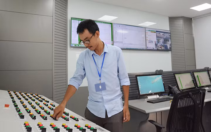 Vận hành hệ thống xử lý nước thải tại Nhà máy xử lý nước thải làng nghề Cầu Ngà, huyện Hoài Đức, Hà Nội. (Ảnh DUY ĐĂNG)