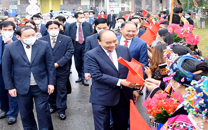 Chủ tịch nước Nguyễn Xuân Phúc với đại biểu đồng bào các dân tộc Việt Nam tại Ngày hội. (Ảnh ĐĂNG KHOA)