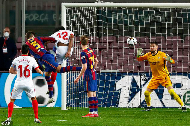 Pique nâng tỷ số lên 2-0 cho Barcelona ở phút bù giờ. (Ảnh: AP) Barcelona tiến tới Chung kết Cúp Nhà vua Tây Ban Nha -0