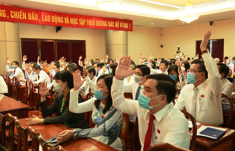 Các đại biểu tại kỳ họp biểu quyết thông qua nghị quyết. Đồng Nai có ba tân Phó Chủ tịch UBND tỉnh -0