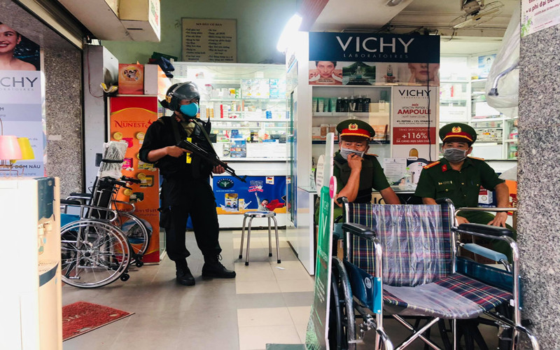 Khám xét bên trong nhà thuốc Sơn Minh ở số 160, đường Phan Đình Phùng.