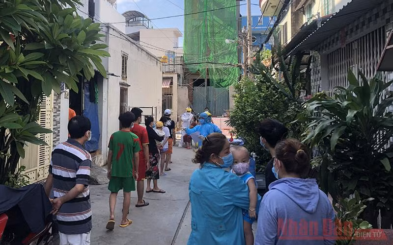 Người dân trong khu vực phong tỏa xếp hàng chờ lấy mẫu xét nghiệm Covid-19.