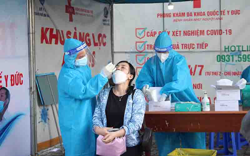 Người lao động test nhanh Covid-19 trước khi lên xe.
