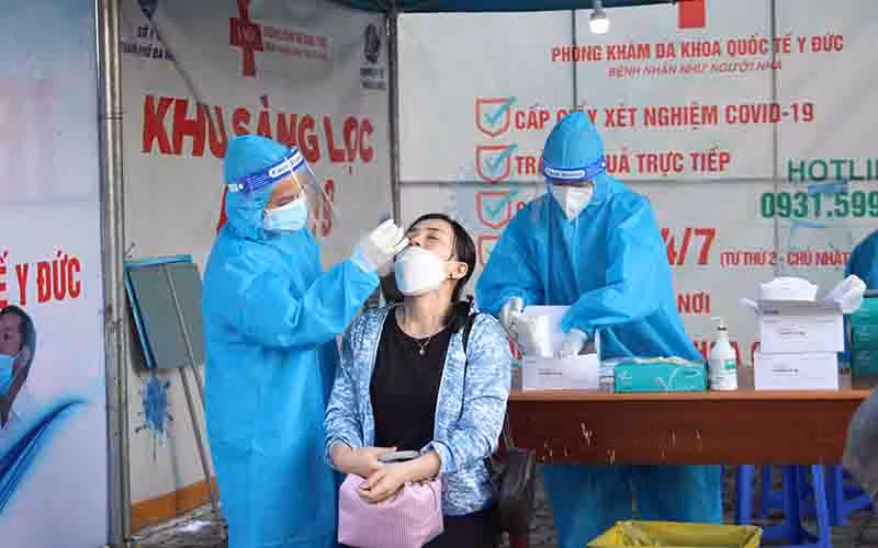 Người lao động test nhanh Covid-19 trước khi lên xe.