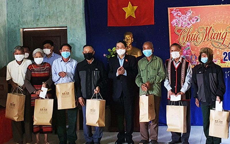 Đồng chí Nguyễn Đức Hải tặng quà cho các hộ nghèo tại xã Pờ Y, huyện Ngọc Hồi, tỉnh Kon Tum. Phó Chủ tịch Quốc hội Nguyễn Đức Hải thăm, chúc Tết đồng bào, chiến sĩ huyện biên giới Ngọc Hồi, tỉnh Kon Tum -0