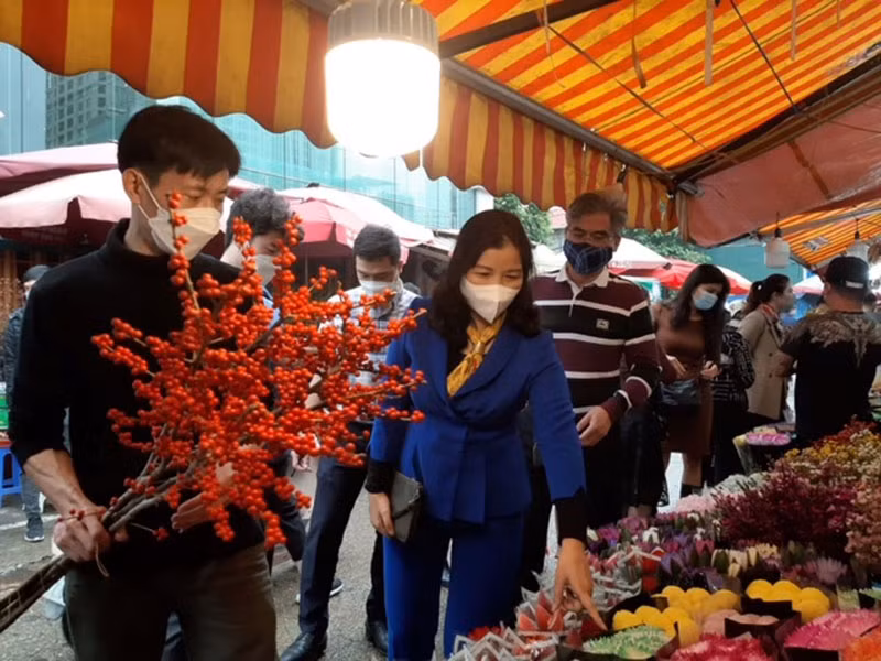 Lãnh đạo Sở Công thương Hà Nội kiểm tra chợ hoa Quảng An.