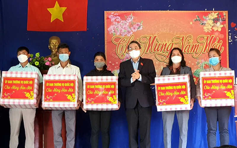 Đồng chí Nguyễn Đức Hải tặng quà cho thôn trưởng tại xã Pờ Y, huyện Ngọc Hồi, tỉnh Kon Tum. Phó Chủ tịch Quốc hội Nguyễn Đức Hải thăm, chúc Tết đồng bào, chiến sĩ huyện biên giới Ngọc Hồi, tỉnh Kon Tum -0