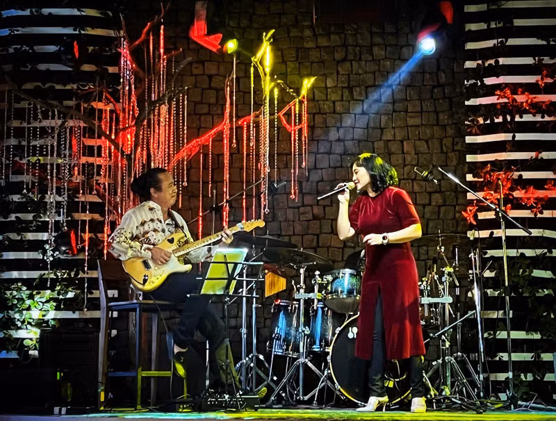 Ca sĩ Khánh Linh hát trong show ca nhạc tôn vinh cố nhạc sĩ Ngọc Châu.