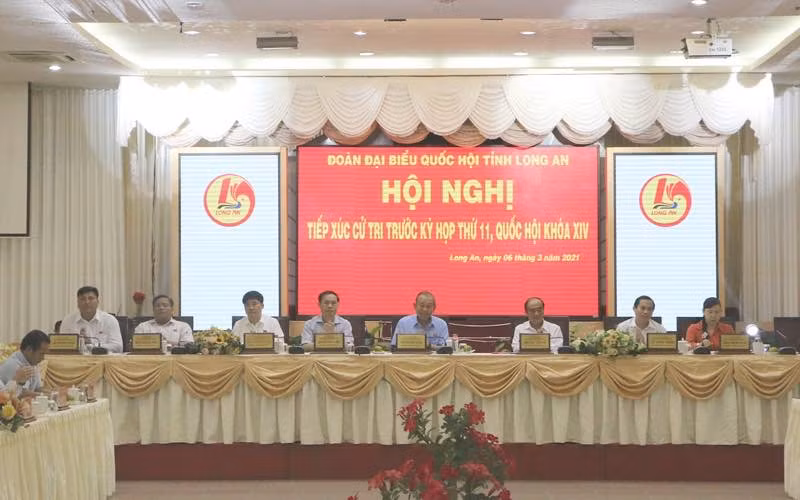 Phó Thủ tướng Thường trực Trương Hoà Bình cùng Đoàn đại biểu Quốc hội tỉnh Long An đã có buổi tiếp xúc cử tri trước kỳ họp thứ 11, Quốc hội khóa XIV.