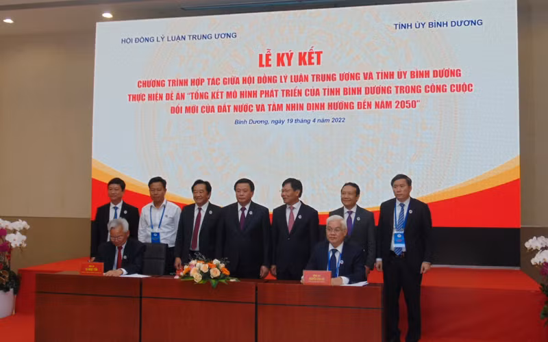 Ký kết Chương trình thực hiện Đề án.