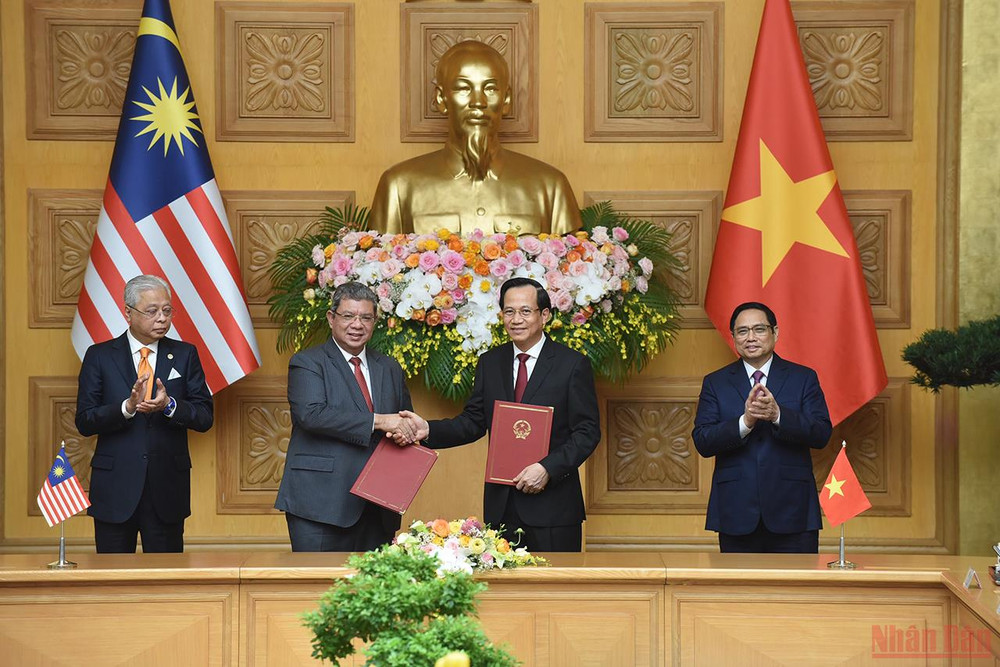 Thủ tướng Chính phủ hai nước chứng kiến lễ trao văn kiện giữa Bộ Ngoại giao Malaysia và Bộ Lao động - Thương binh và Xã hội Việt Nam về vấn đề người lao động. Lễ đón Thủ tướng Malaysia thăm chính thức Việt Nam -0