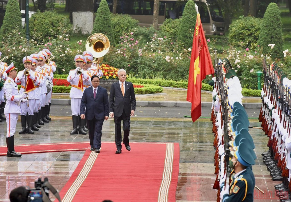 Thủ tướng Phạm Minh Chính và Thủ tướng Malaysia Dato’ Sri Ismail Sabri bin Yaakob duyệt đội danh dự Quân đội nhân dân Việt Nam. Lễ đón Thủ tướng Malaysia thăm chính thức Việt Nam -0