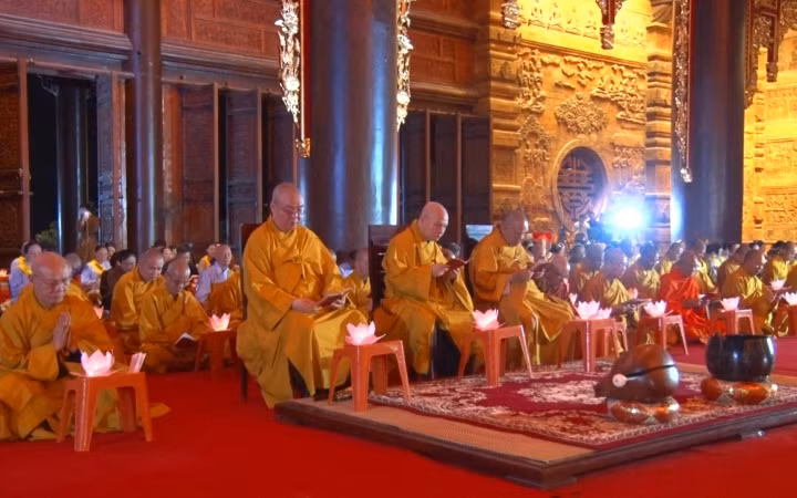 Các tăng ni, phật tử cầu quốc thái, dân an, tri ân các anh hùng liệt sĩ tại chùa Tam Chúc, tỉnh Hà Nam.