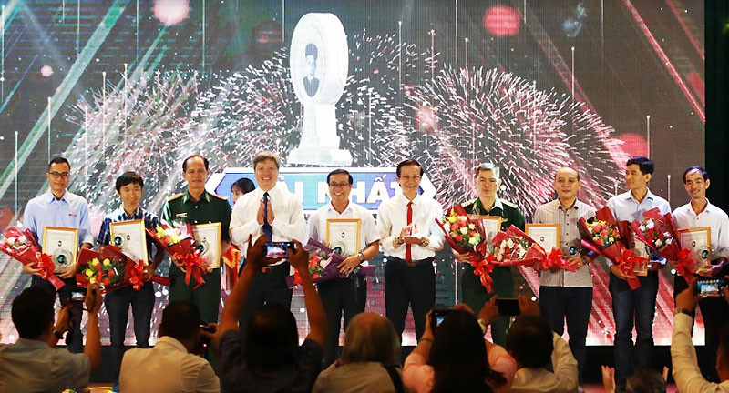 Phó Chủ tịch UBND tỉnh Hồ Quang Bửu và Phó Trưởng Ban Tuyên giáo Tỉnh ủy Nguyễn Hữu Sáng trao Giải nhất cho các tác giả.