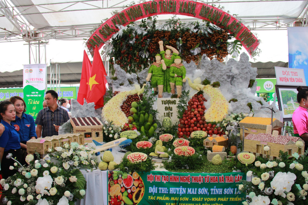 Tác phẩm dự thi với chủ đề “Khát vọng phát triển xanh, nhanh và bền vững” của huyện Mai Sơn. Đặc sắc cuộc thi “Tạo hình nghệ thuật” từ hoa và trái cây -0