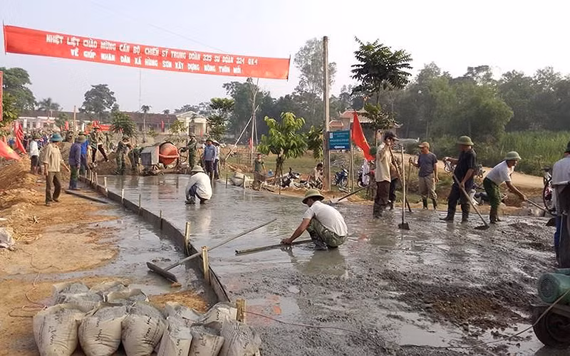 Cán bộ, nhân dân xã Hùng Sơn tổ chức làm giao thông nông thôn.