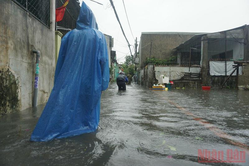 Địa phương đã lên phương án di dời dân nếu mưa tiếp tục kéo dài. Hàng chục nhà dân ở Đà Nẵng ngập sâu do mưa lớn -0