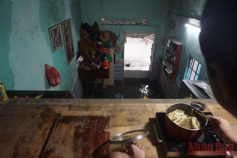 Nước ngập sâu, trẻ nhỏ được ở trên gác xép tạm bợ. Hàng chục nhà dân ở Đà Nẵng ngập sâu do mưa lớn -0