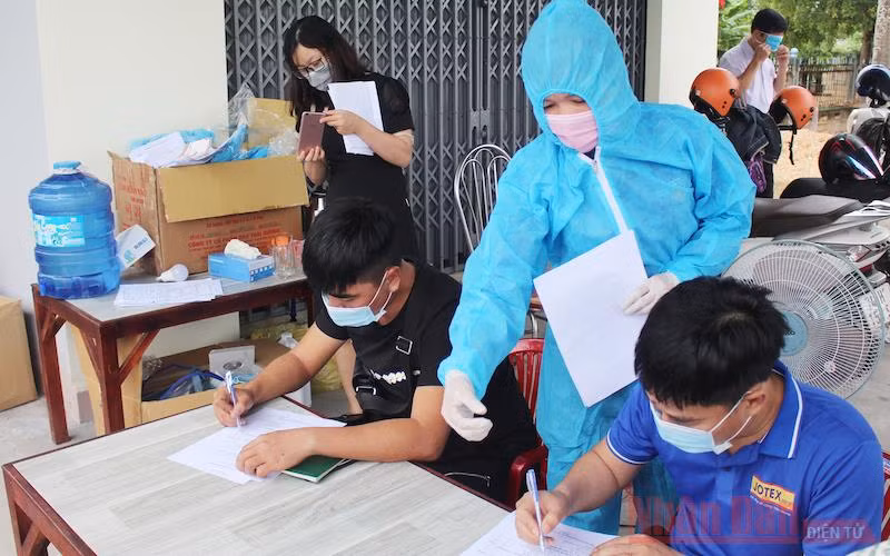 Nhân viên y tế tại chốt hướng dẫn người tham gia giao thông khai báo y tế bắt buộc khi qua địa bàn Quảng Trị.