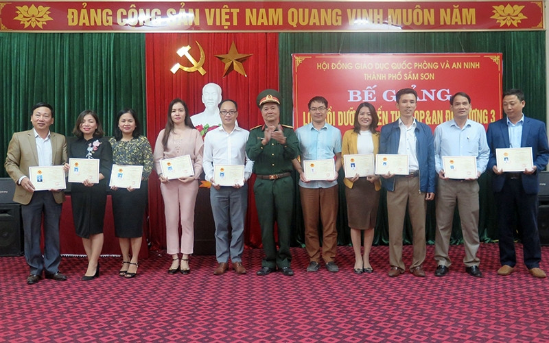 Bế giảng lớp bồi dưỡng kiến thức quốc phòng - an ninh cho đối tượng 3 TP Sầm Sơn năm 2019.