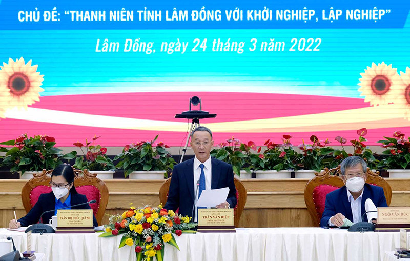 Chủ tịch UBND tỉnh Lâm Đồng chủ trì buổi đối thoại. Lâm Đồng tạo điều kiện thuận lợi để thanh niên khởi nghiệp, lập nghiệp -0