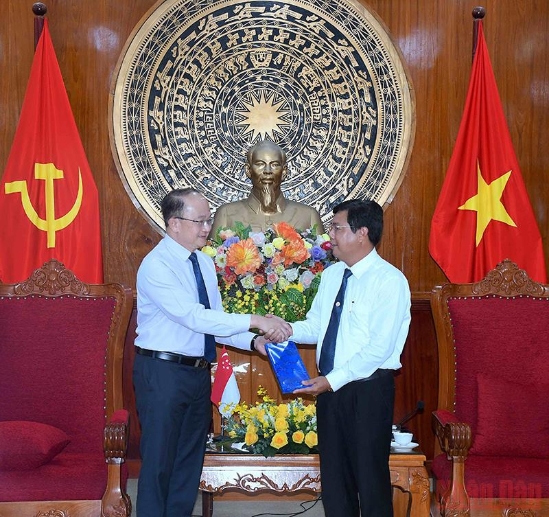 Bí thư Tỉnh ủy Cà Mau và Tổng Lãnh sự Singapore tại TP Hồ Chí Minh tặng quà lưu niệm tại buổi gặp gỡ. Tăng cường kết nối doanh nghiệp Cà Mau và Singapore -0