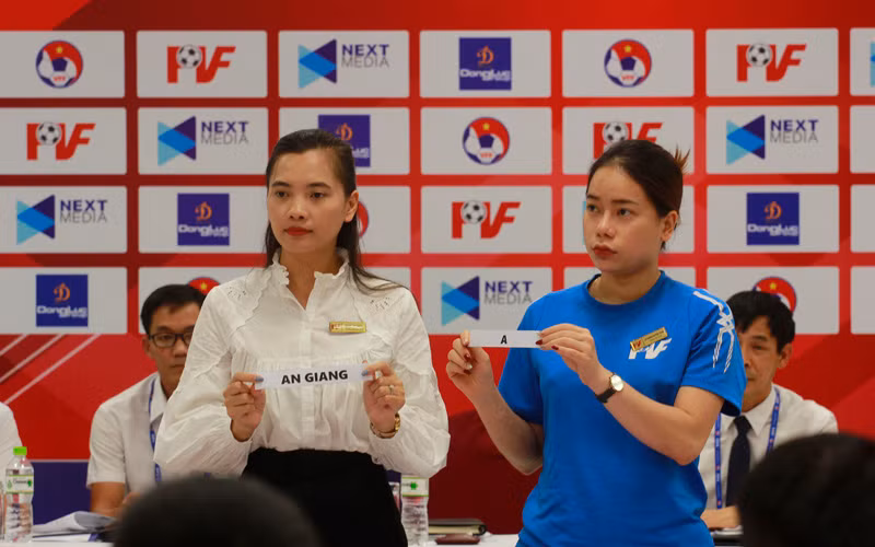 Bốc thăm chia bảng tám đội tham dự