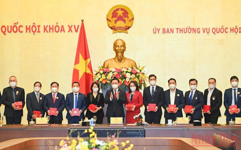 Chủ tịch Quốc hội Vương Đình Huệ với các đại biểu tại buổi gặp mặt. Ảnh: Duy Linh