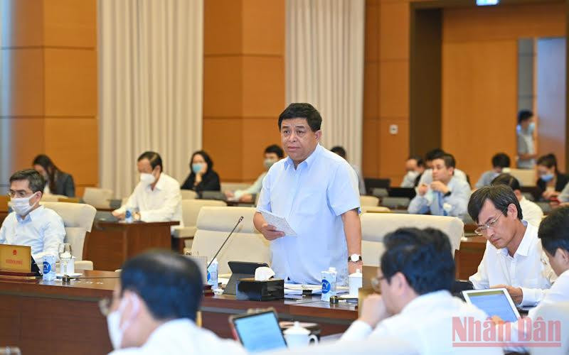 Bộ trưởng Kế hoạch và Đầu tư Nguyễn Chí Dũng trình bày báo cáo tại phiên họp. Ảnh: Duy Linh Tái cơ cấu kinh tế theo hướng “xanh hơn, số hóa, tăng năng lực đổi mới sáng tạo” -0
