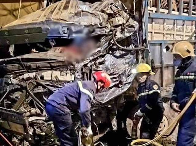 Phần đầu xe hư hỏng, cửa bị biến dạng buộc lực lượng cứu hộ phải dùng dụng cụ phá, cắt cửa mới đưa được nạn nhân ra ngoài. Hai xe tải đấu đầu trên quốc lộ 10 -0