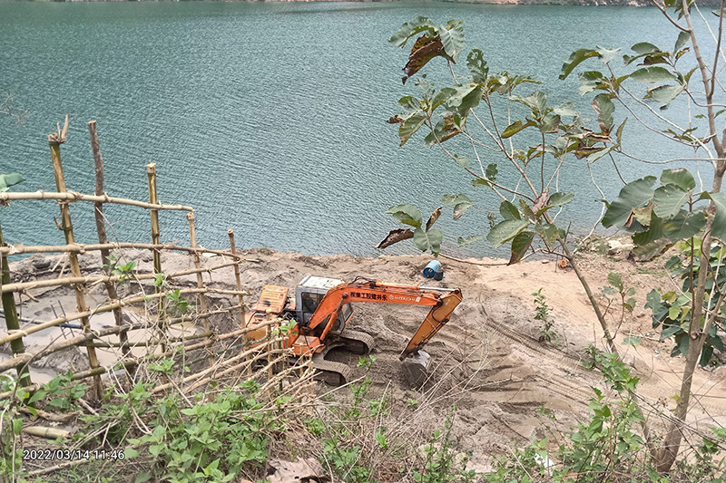 Cát được tập kết tại các bãi ngay sát Quốc lộ 37, người đi đường có thế nhìn thấy. Xử lý nghiêm tình trạng khai thác cát trái phép ở Sơn La -0