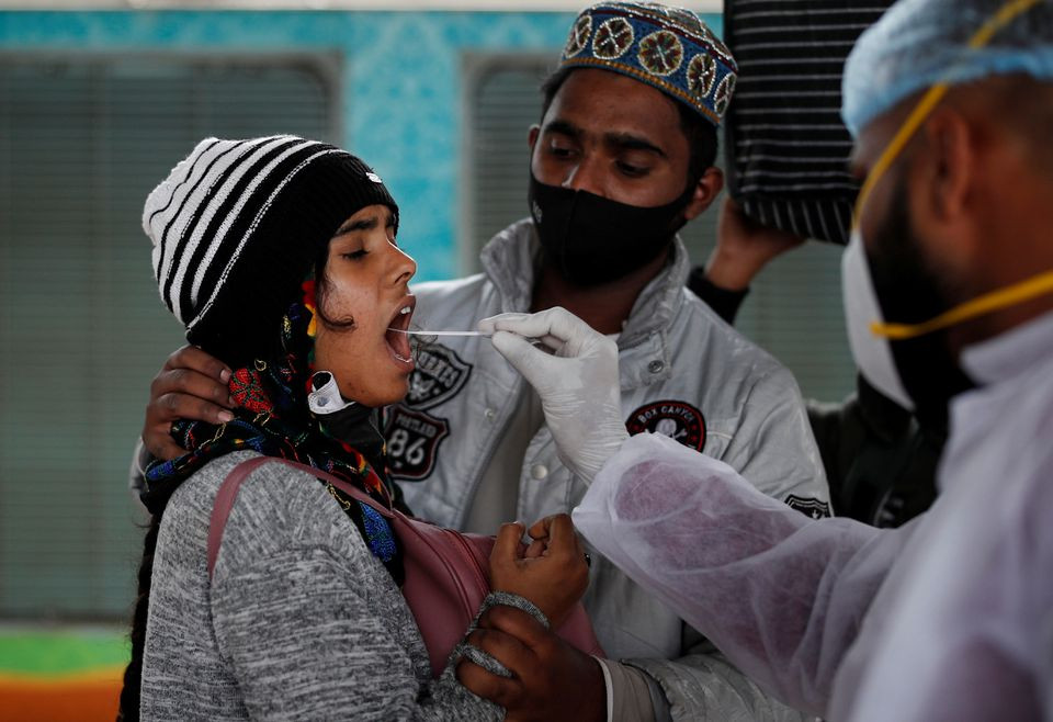 Lấy mẫu xét nghiệm Covid-19 cho người dân tại Mumbai, Ấn Độ. (Ảnh: Reuters)