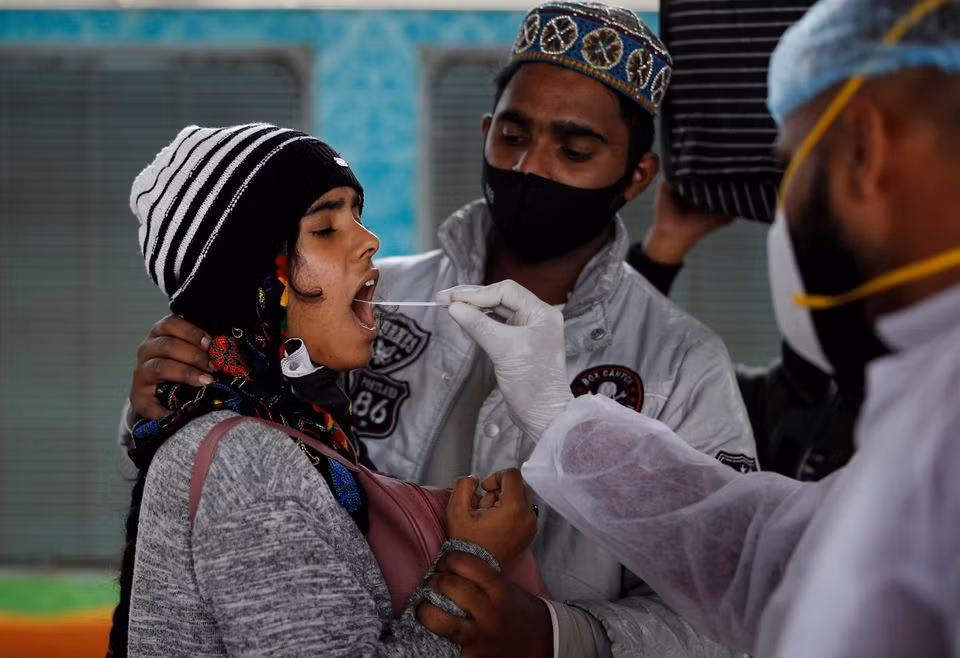 Lấy mẫu xét nghiệm Covid-19 cho người dân tại Mumbai, Ấn Độ. (Ảnh: Reuters)