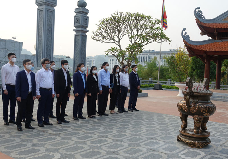 Đoàn công tác dâng hương Đền thờ Bác Hồ tại Quảng trường Tây Bắc. Ban Tuyên giáo Trung ương làm việc tại tỉnh Sơn La -0