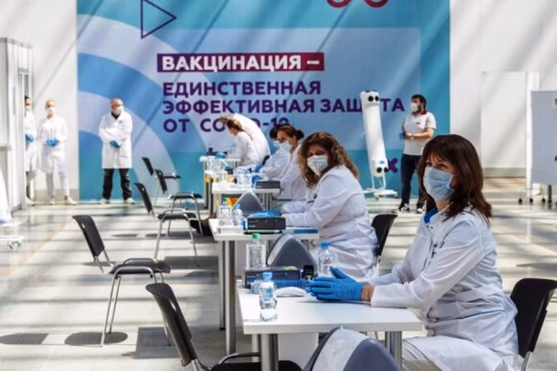 Tiêm chủng vaccine là phương cách tốt nhất chống lại virus corona. (Ảnh: Moskva-24) 