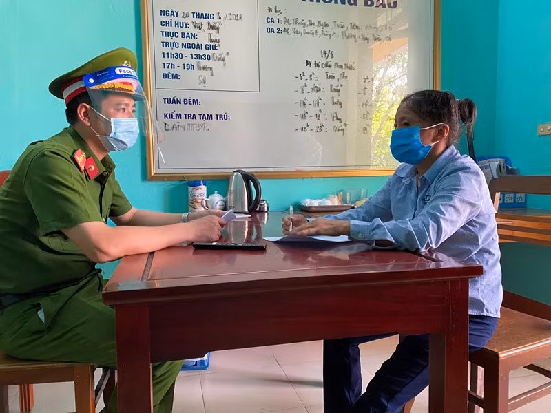 Chị Nguyễn Thị Hương khai nhận vi phạm tại cơ quan công an.