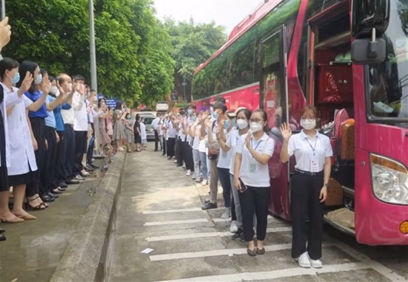 Đến nay, có gần 1.000 cán bộ, bác sĩ, sinh viên Đại học Y - Dược Thái Nguyên chi viện cho các tỉnh chống dịch. (Ảnh: TTXVN)