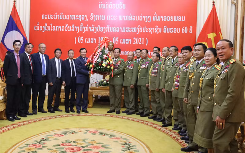 Trung tướng Kongthong Phongvichit vui mừng đón nhận những lẵng hoa tươi thắm, đầy tình hữu nghị tại buổi tiếp, ngày 2-4.