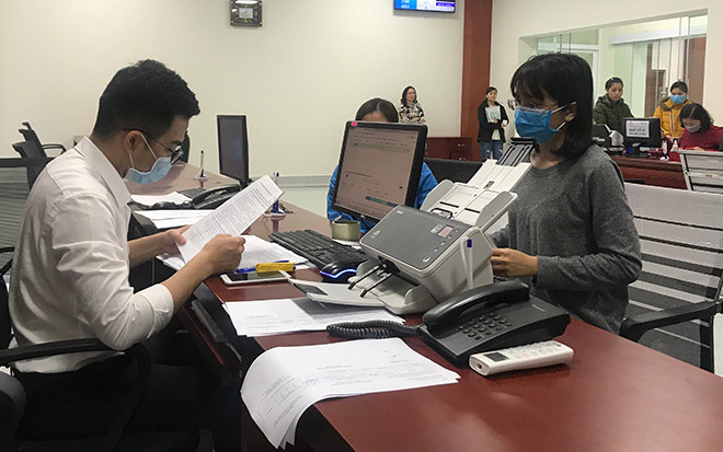 Người dân làm thủ tục BHXH tại Trung tâm hành chính công tỉnh Hải Dương (Ảnh minh họa: MẠNH MINH).