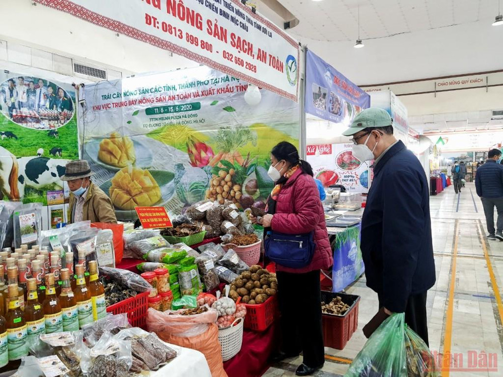 Các sản phẩm bày bán tại hội chợ chinh phục nhiều khách hàng kỹ tính. (Ảnh THANH TRÀ) Nhiều đặc sản vùng miền phục vụ người dân Thủ đô dịp Tết Nhâm Dần -0