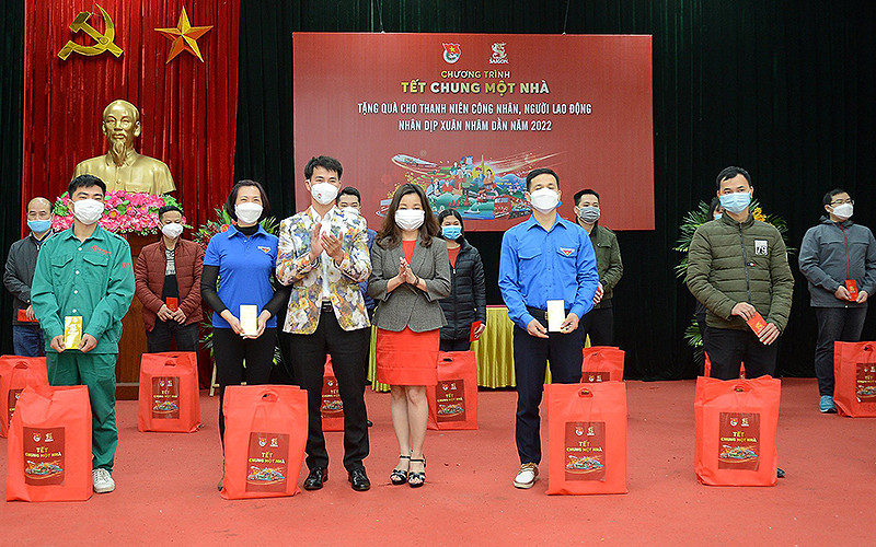 NSƯT Xuân Bắc, Phó Chủ tịch Hội Liên hiệp Thanh niên Việt Nam cùng đại diện chương trình “Tết chung một nhà” trao các phần quà tặng thanh niên công nhân. Ấm áp “Tết chung một nhà” dành tặng công nhân, tình nguyện viên chống dịch -0