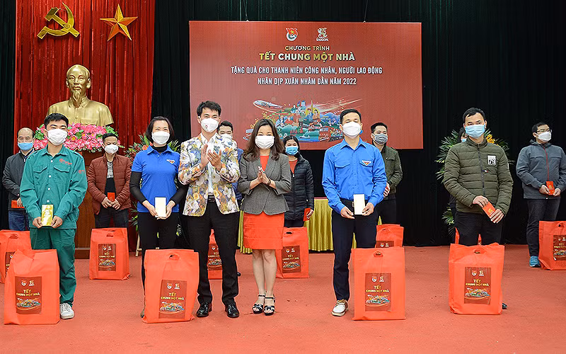 Ấm áp “Tết chung một nhà” dành tặng công nhân, tình nguyện viên chống dịch -0