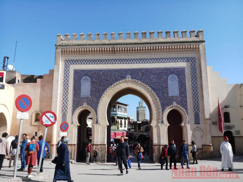 Cổng thành Fez với màu xanh lam biểu tượng của thành phố Tản mạn những cung đường Morocco -0