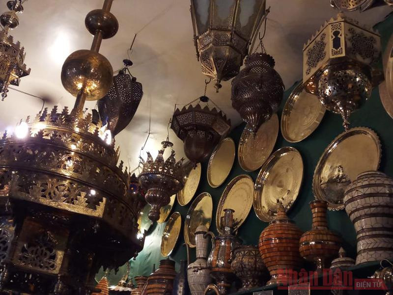 Một cửa hàng bán đồ đồng thủ công ở thành Fez Tản mạn những cung đường Morocco -0