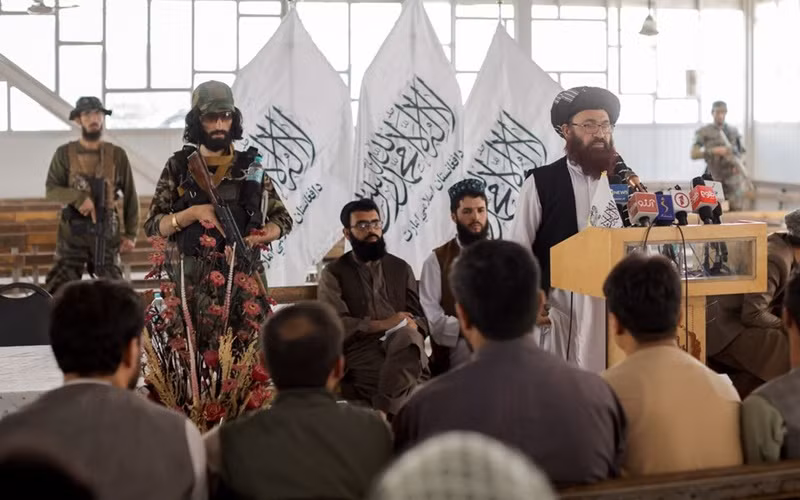 Quan chức Taliban tham dự cuộc họp báo về việc phát hành hộ chiếu cho công dân sau nhiều tháng trì hoãn. (Ảnh: Reuters)