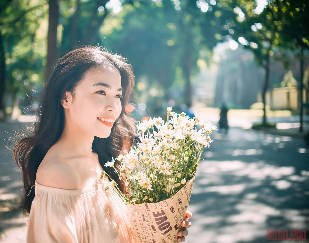 Hà Nội đang trong tiết trời mát lạnh, cùng cái nắng "dùng dằng chẳng muốn rời đi" khỏi thành phố. Xôn xao Hà Nội mùa