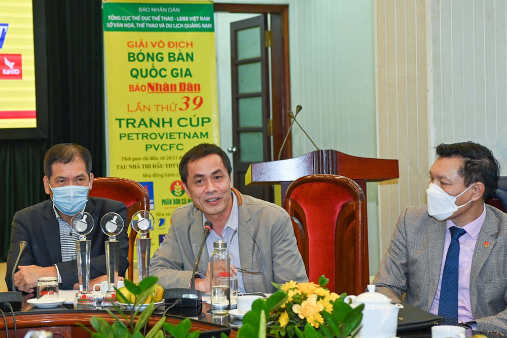 Ông Trần Hữu Việt, Trưởng ban Văn hóa - Văn nghệ Báo Nhân Dân, Trưởng Ban tổ chức giải trả lời câu hỏi của các phóng viên tại buổi họp báo. (Ảnh: Duy Linh) Họp báo Giải vô địch bóng bàn toàn quốc Báo Nhân Dân lần thứ 39 -0