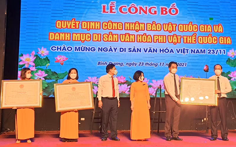 Lãnh đạo tỉnh Bình Dương trao Quyết định công nhận Bảo vật quốc gia và Di sản văn hóa phi vật thể quốc gia cho lãnh đạo Sở Văn hóa, Thể thao và Du lịch tỉnh.