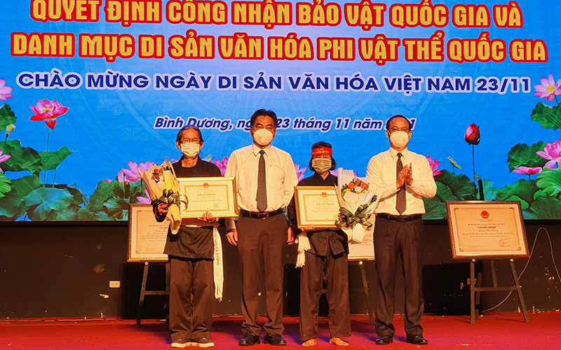Phó Chủ tịch UBND tỉnh Bình Dương Nguyễn Lộc Hà (thứ hai từ trái sang) trao Bằng khen cho hai võ sư góp phần đưa “Võ lâm Tân Khánh Bà Trà” trở thành Di sản văn hóa phi vật thể quốc gia. Bình Dương có thêm 1 Bảo vật quốc gia và 2 Di sản văn hóa phi vật thể quốc gia -0